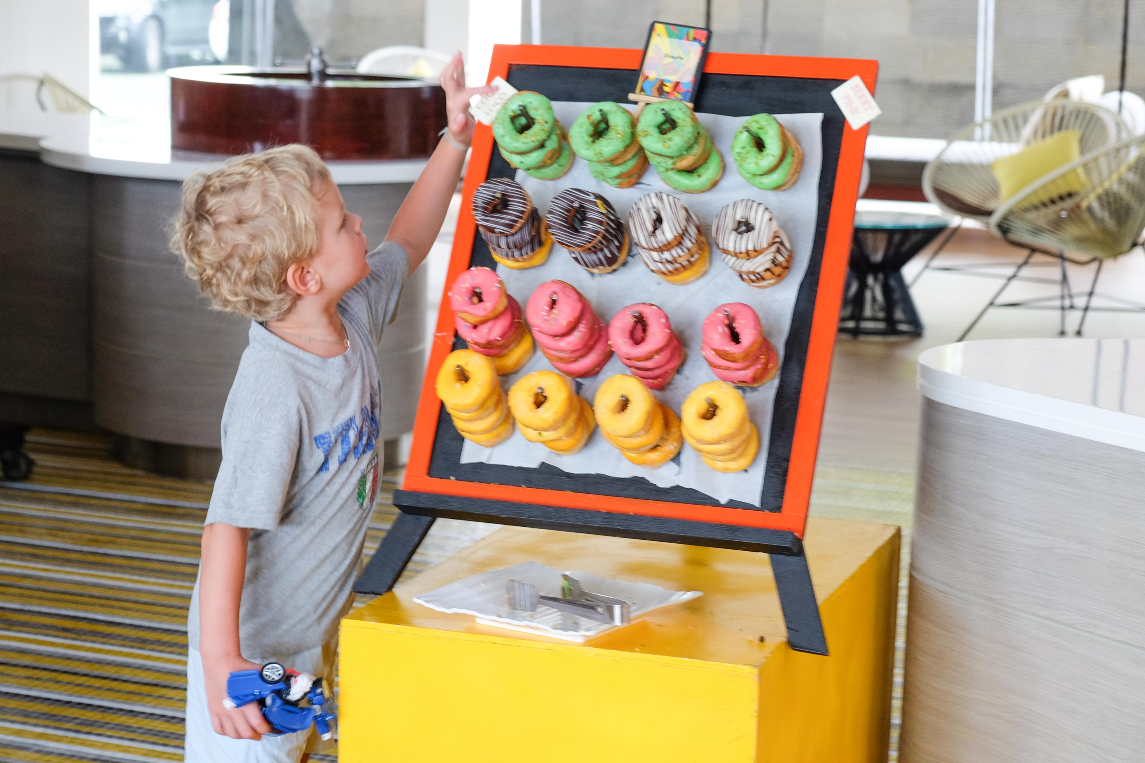 Cassia Phuket, Part Of Banyan Group Bang Tao Beach (Phuket) Esterno foto A child choosing a doughnut