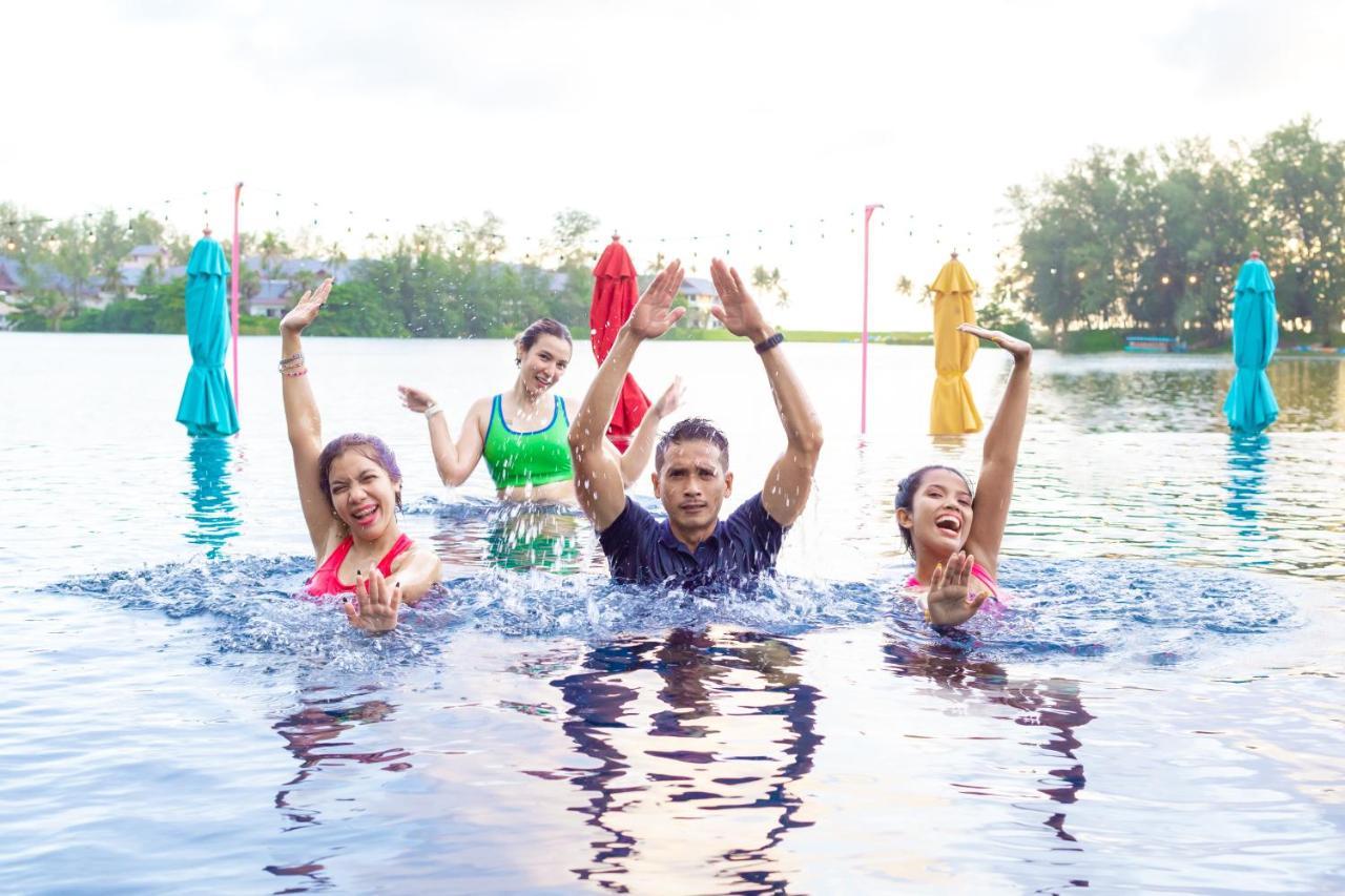 Cassia Phuket, Part Of Banyan Group Bang Tao Beach (Phuket) Esterno foto Thai dancers in the water